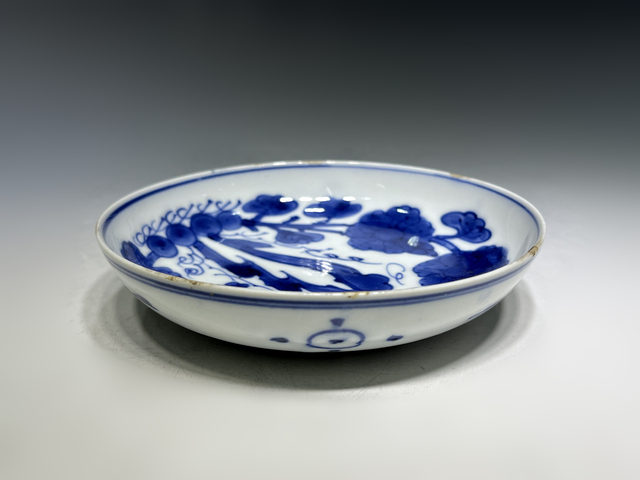 古玩陶瓷明晚期·青花洞石花卉紋盤真品鑒賞圖