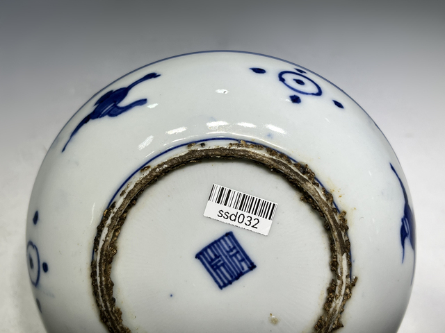 古玩陶瓷明晚期·青花洞石花卉紋盤真品鑒賞圖