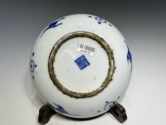 古玩陶瓷明晚期·青花洞石花卉紋盤真品鑒賞圖