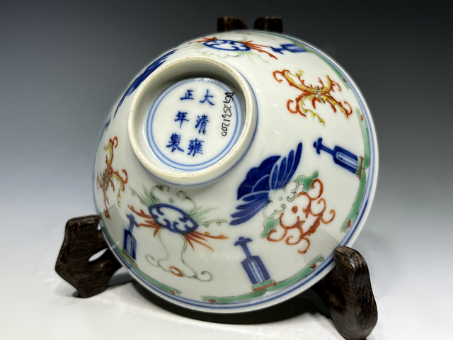 古玩陶瓷清晚期·斗彩忍冬紋斗笠碗真品鑒賞圖