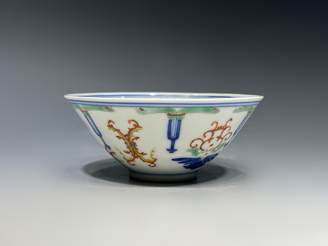 古玩陶瓷清晚期·斗彩忍冬紋斗笠碗真品鑒賞圖