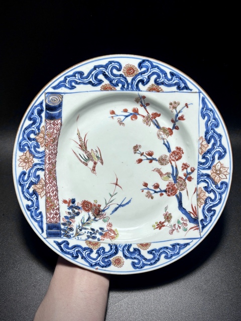 古玩陶瓷【著名出版物同款】清康熙·青花五彩書卷開窗“喜上梅梢”花鳥紋盤拍賣,當前價格1580元