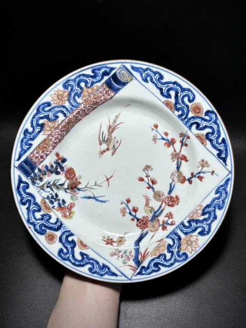 古玩陶瓷【著名出版物同款】清康熙·青花五彩書卷開窗“喜上梅梢”花鳥紋盤拍賣,當前價格1580元