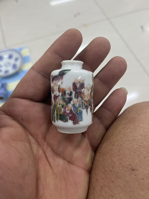 古玩陶瓷清晚·粉彩十八羅漢紋鼻煙壺 真品鑒賞圖