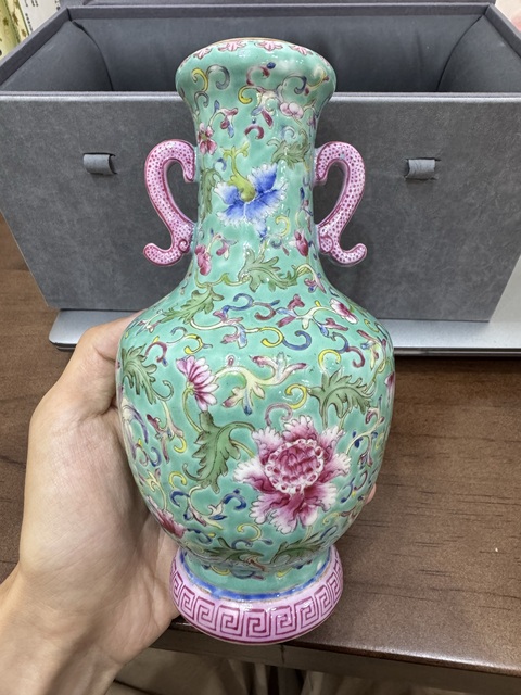 古玩陶瓷纏枝花卉雙耳瓶真品鑒賞圖