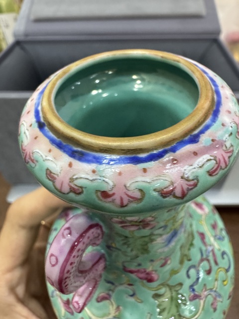 古玩陶瓷纏枝花卉雙耳瓶真品鑒賞圖