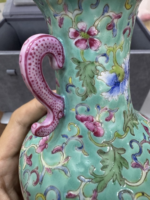 古玩陶瓷纏枝花卉雙耳瓶真品鑒賞圖