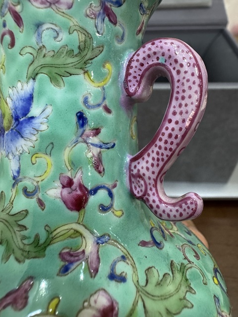 古玩陶瓷纏枝花卉雙耳瓶真品鑒賞圖