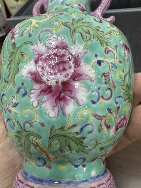 古玩陶瓷纏枝花卉雙耳瓶真品鑒賞圖