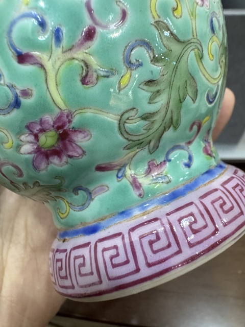 古玩陶瓷纏枝花卉雙耳瓶真品鑒賞圖