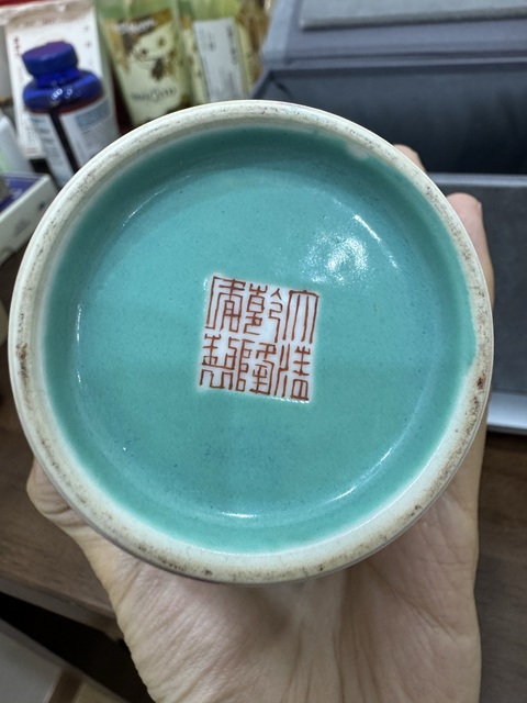 古玩陶瓷纏枝花卉雙耳瓶真品鑒賞圖