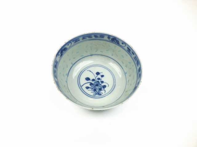 古玩陶瓷清光緒·青花云蝠紋玲瓏碗真品鑒賞圖