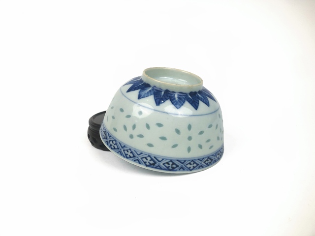 古玩陶瓷清光緒·青花云蝠紋玲瓏碗真品鑒賞圖