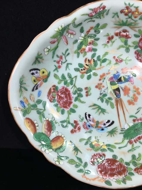 古玩陶瓷（全品）清中期道光豆青釉粉彩花鳥紋飾異形盤長27.5厘米，寬23.6厘米拍賣，當前價格3300元