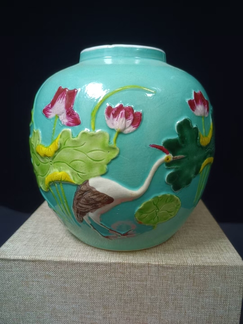 古玩陶瓷（全品）清末民初松石綠地粉彩堆塑一鷺蓮升罐高13cm拍賣，當前價格1398元