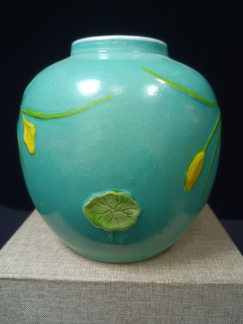 古玩陶瓷（全品）清末民初松石綠地粉彩堆塑一鷺蓮升罐高13cm拍賣，當前價格1398元