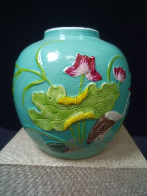 古玩陶瓷（全品）清末民初松石綠地粉彩堆塑一鷺蓮升罐高13cm拍賣，當前價格1398元