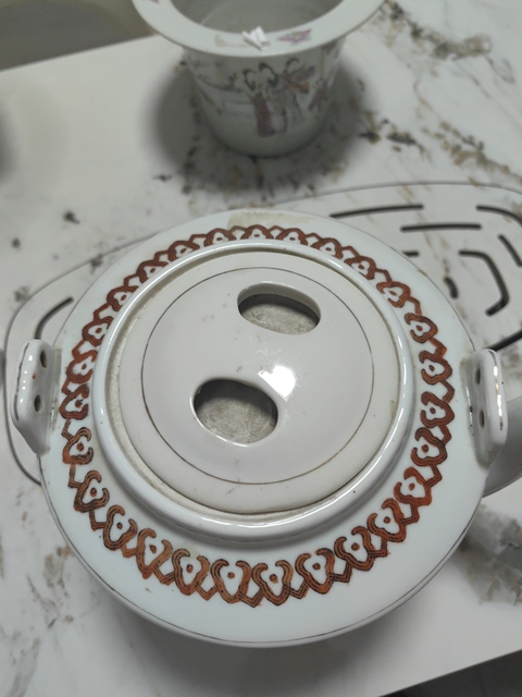 古玩陶瓷粉彩花卉紋提梁壺真品鑒賞圖