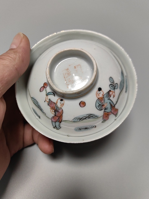 古玩陶瓷粉彩仕女嬰戲圖蓋碗拍賣,當前價格1800元