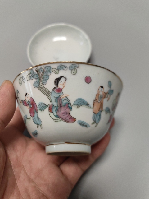 古玩陶瓷粉彩仕女嬰戲圖蓋碗拍賣,當前價格1800元