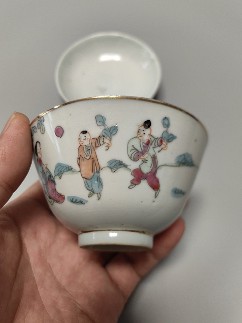 古玩陶瓷粉彩仕女嬰戲圖蓋碗拍賣,當前價格1800元