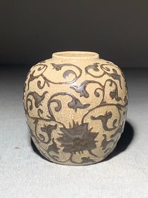 古玩陶瓷（全品）晚清，哥釉***堆塑花卉紋罐高13cm拍賣，當前價格2800元