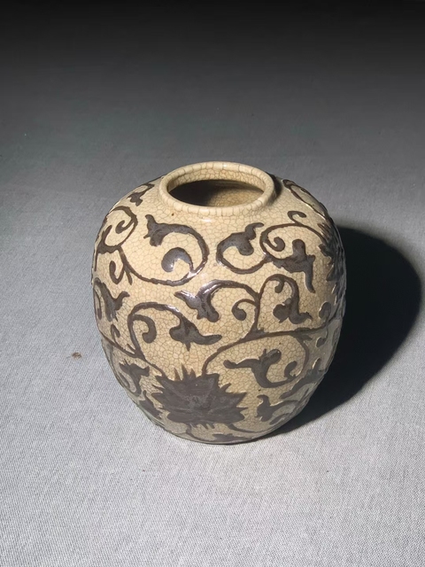 古玩陶瓷（全品）晚清，哥釉***堆塑花卉紋罐高13cm拍賣，當前價格2800元