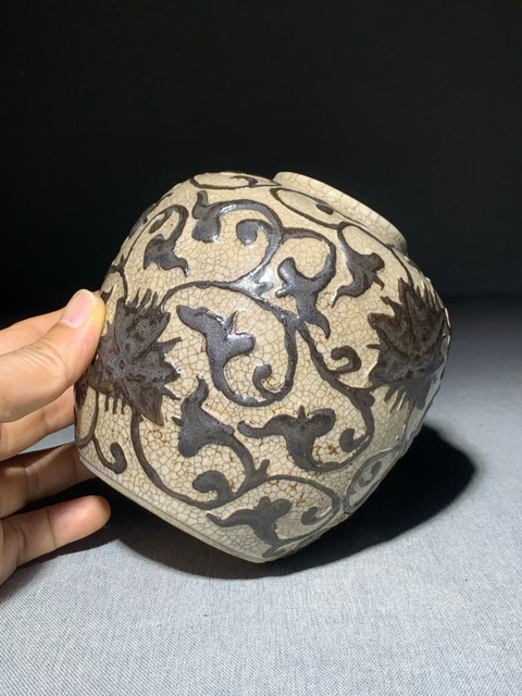 古玩陶瓷（全品）晚清，哥釉***堆塑花卉紋罐高13cm拍賣，當前價格2800元