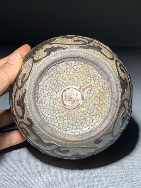 古玩陶瓷（全品）晚清，哥釉***堆塑花卉紋罐高13cm拍賣，當前價格2800元