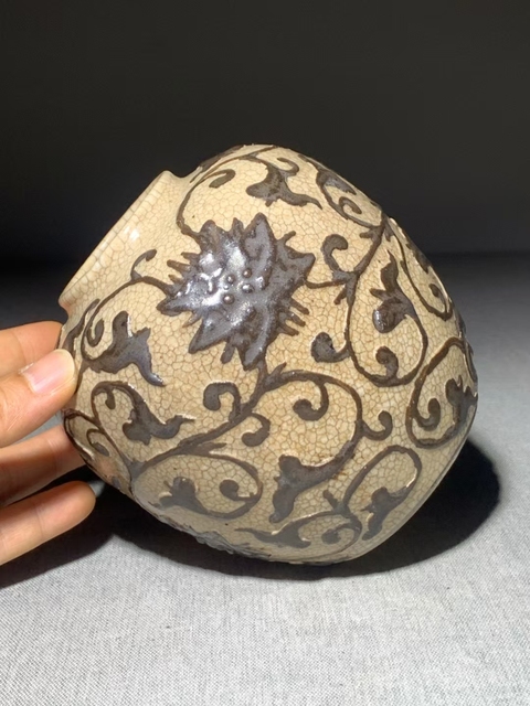 古玩陶瓷（全品）晚清，哥釉***堆塑花卉紋罐高13cm拍賣，當前價格2800元