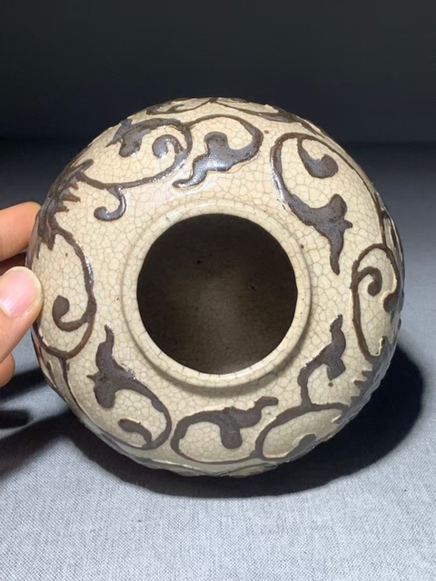 古玩陶瓷（全品）晚清，哥釉***堆塑花卉紋罐高13cm拍賣，當前價格2800元