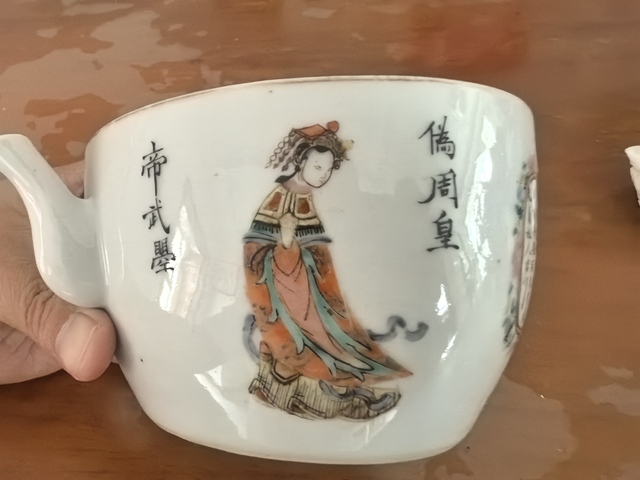 古玩陶瓷無雙譜粉彩執(zhí)壺拍賣,當(dāng)前價(jià)格2200元
