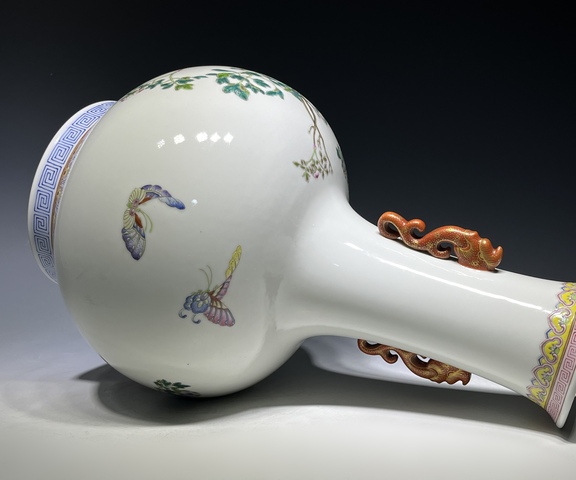 古玩陶瓷花蝶紋粉彩瓶真品鑒賞圖