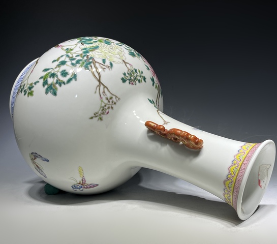 古玩陶瓷花蝶紋粉彩瓶真品鑒賞圖