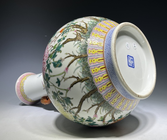 古玩陶瓷花蝶紋粉彩瓶真品鑒賞圖