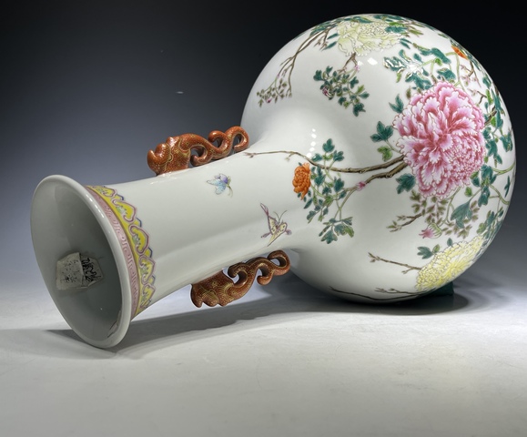 古玩陶瓷花蝶紋粉彩瓶真品鑒賞圖