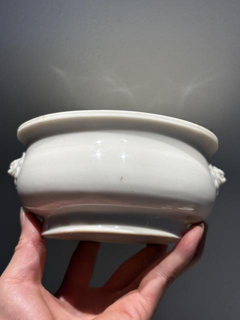 古玩陶瓷德化窯白釉雙鋪首香爐真品鑒賞圖