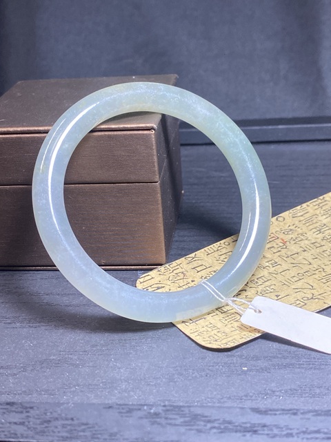 古玩玉器漂亮的清代天然冰糯翡翠手鐲拍賣，當前價格11000元
