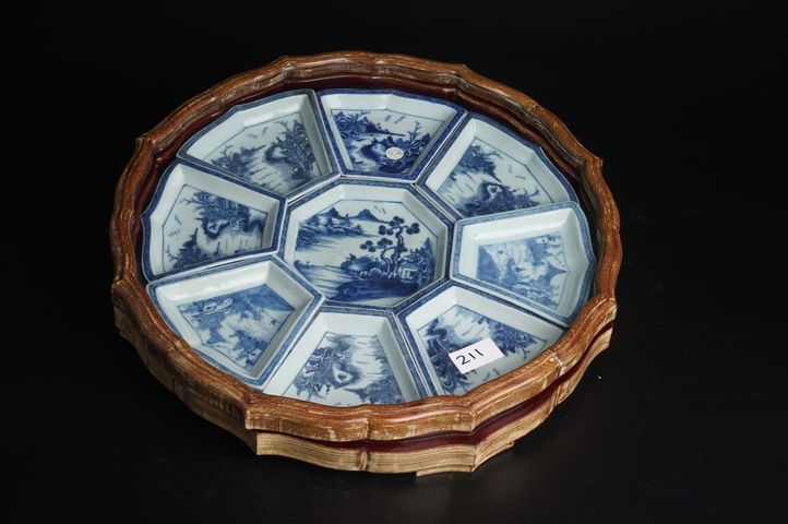 古玩陶瓷清乾隆·青花山水人物紋九子攢盤真品鑒賞圖