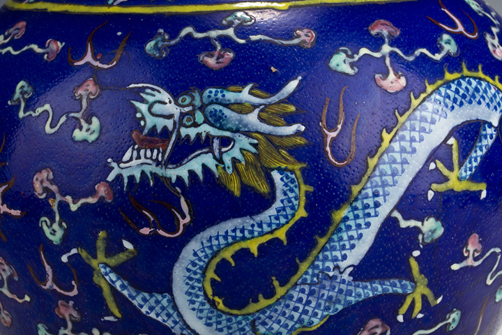 古玩陶瓷晚清·藍地粉彩雙龍戲珠紋賞瓶拍賣，當前價格3776元