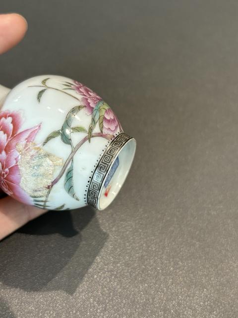 古玩陶瓷琺瑯彩風格花卉紋撇口瓶真品鑒賞圖