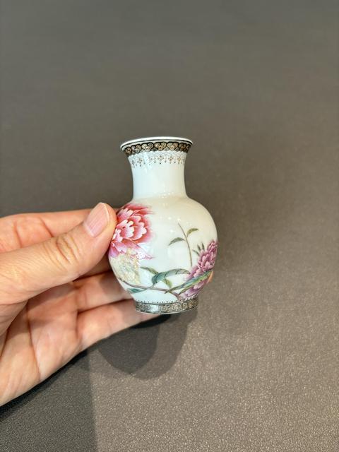 古玩陶瓷琺瑯彩風格花卉紋撇口瓶真品鑒賞圖