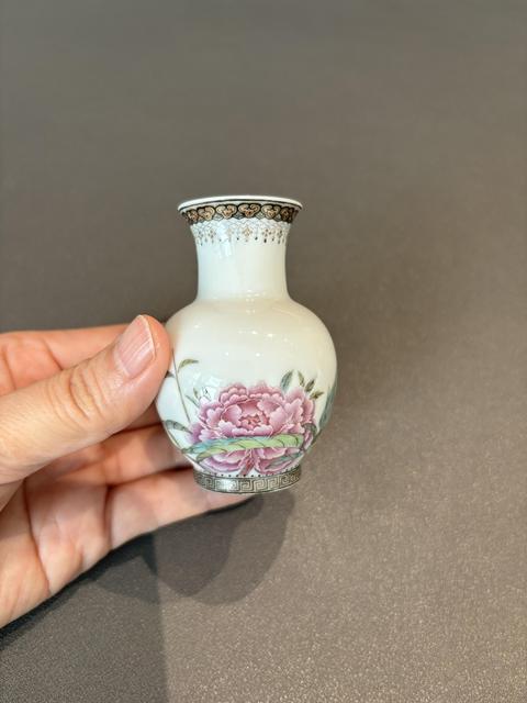 古玩陶瓷琺瑯彩風格花卉紋撇口瓶真品鑒賞圖