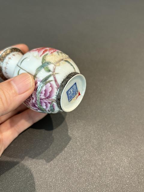 古玩陶瓷琺瑯彩風格花卉紋撇口瓶真品鑒賞圖