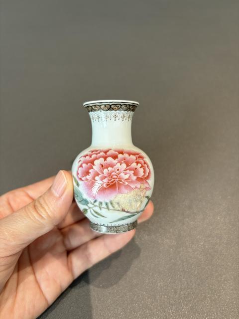古玩陶瓷琺瑯彩風格花卉紋撇口瓶真品鑒賞圖
