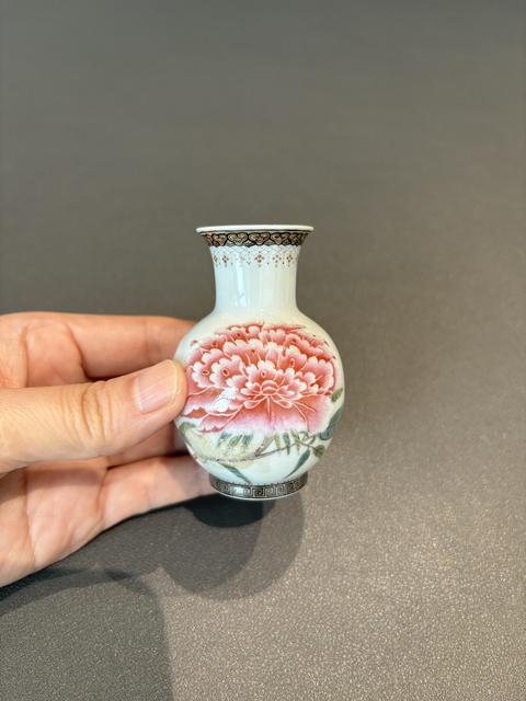 古玩陶瓷琺瑯彩風格花卉紋撇口瓶真品鑒賞圖