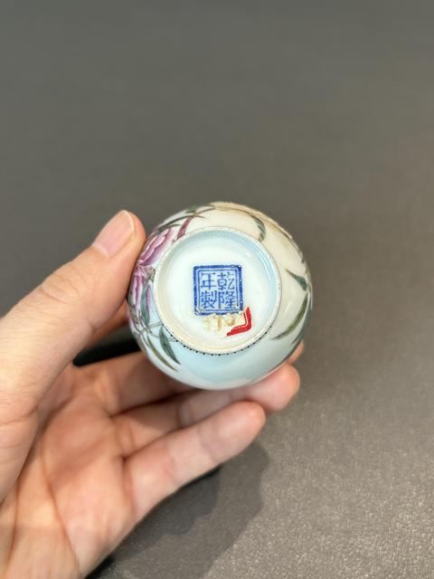 古玩陶瓷琺瑯彩風格花卉紋撇口瓶真品鑒賞圖