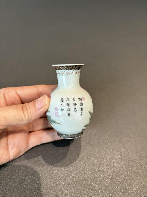 古玩陶瓷琺瑯彩風格花卉紋撇口瓶真品鑒賞圖