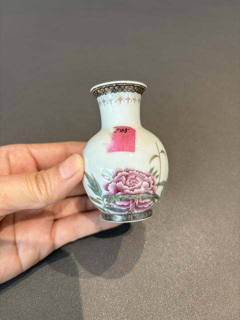 古玩陶瓷琺瑯彩風格花卉紋撇口瓶真品鑒賞圖