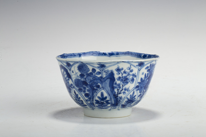古玩陶瓷清康熙·青花開窗花卉紋花口杯真品鑒賞圖